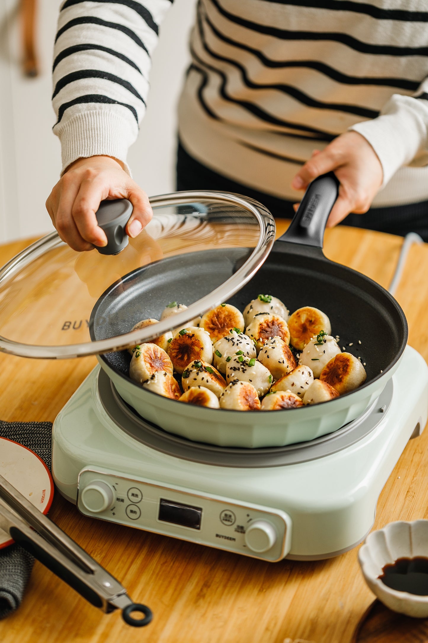 Patelnia aluminiowa Buydeem CP102 30 cm z nieprzywierająca pokrywka Zielona