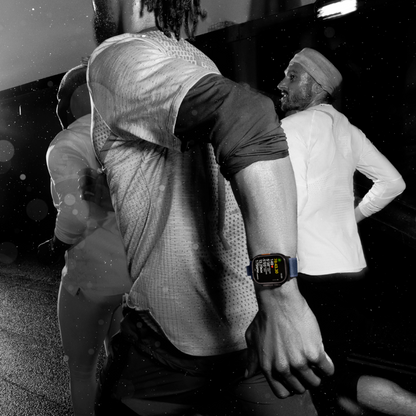 Apple Watch Ultra 2 Titangehäuse mit Milanaise-Armband in Schwarz