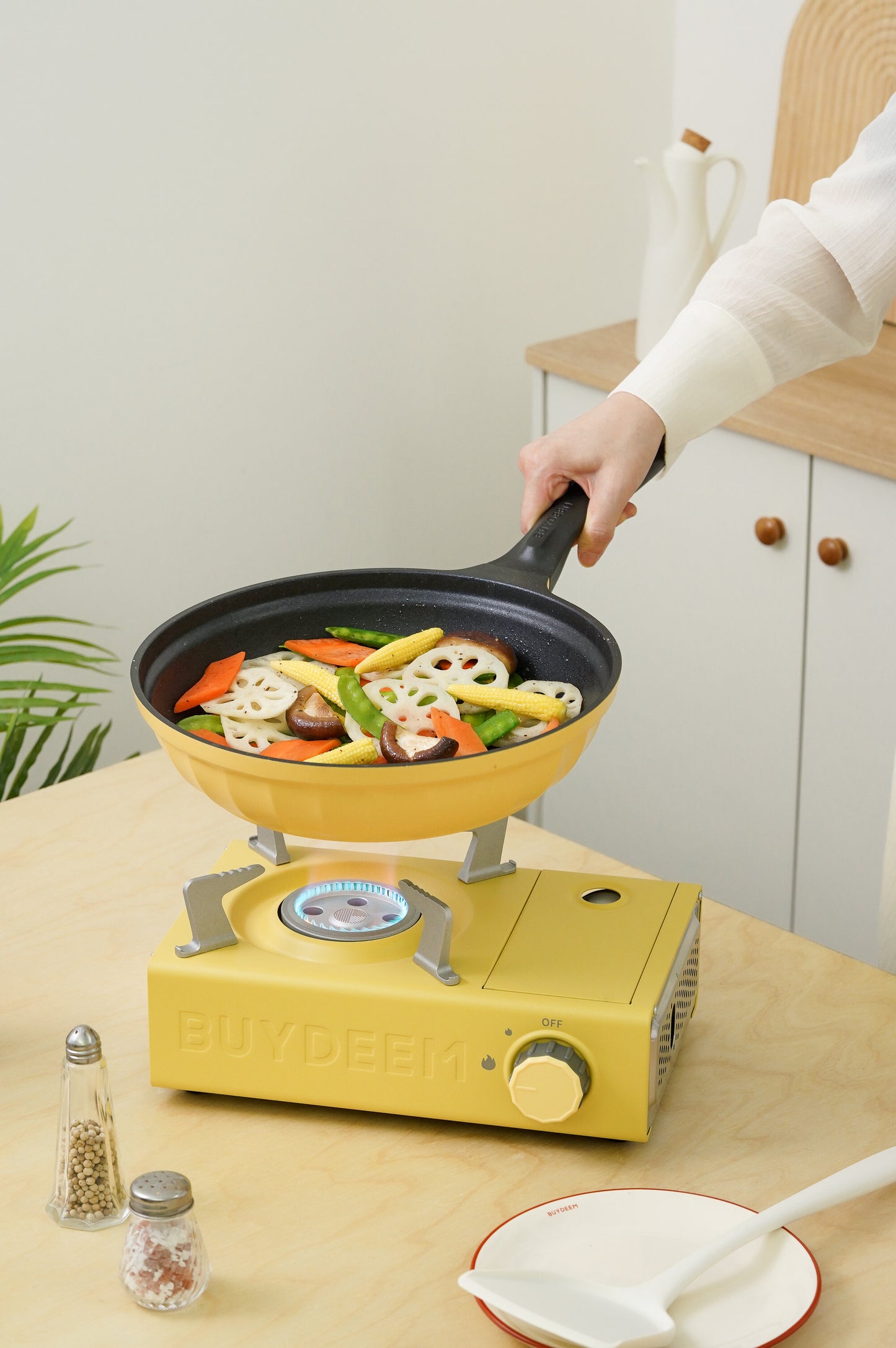 Patelnia aluminiowa Buydeem CP102 30 cm z nieprzywierająca z pokrywką Żółta